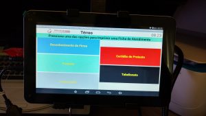 Tablet Carregando e Comunicando simultaneamente